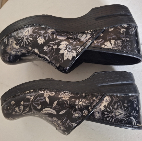 Floral Patterned Clogs - Picture 2 of 3